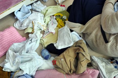 Bir kadın, katlar, katlar, katlar, giysiler, temiz, kadın, çamaşırhane, giysi, yığın, renk, kıyafet, ev işi, gömlek, arka plan, beyaz, moda, giysi, kadın yığını, katlama, yerli, yığın, ev işleri, ev hanımı, renkli, tekstil, pamuk, çamaşır, el yıkama, 