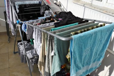 Çamaşırları yıkadım, güneşte balkonda kuruttum.,