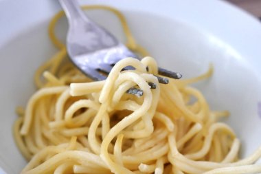 Yakın plan, çatalın ucunda makarna.,