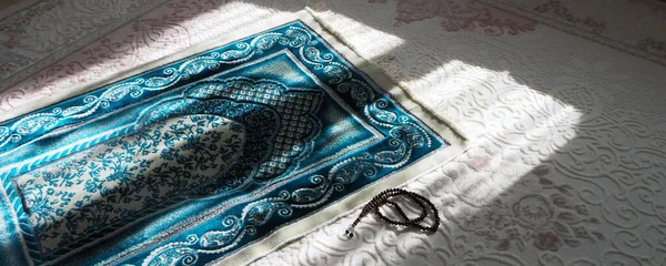 Alfombra Oración Para Rezar Islam Alfombra Oración Rosario Colocados Bajo — Foto de Stock