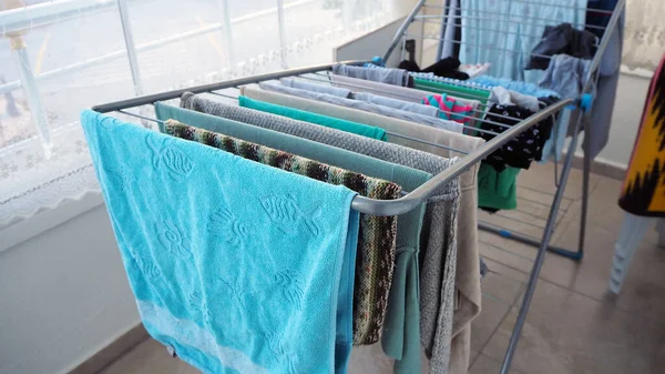 Gewaschene Wäsche Auf Dem Balkon Der Sonne Getrocknet — Stockfoto