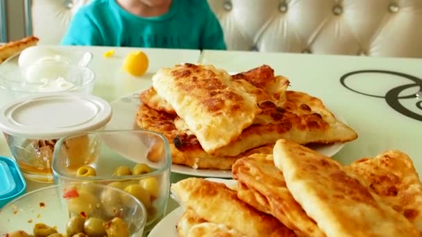 Tomando Café Manhã Com Massa Frita Bagel Gorduroso — Vídeo de Stock