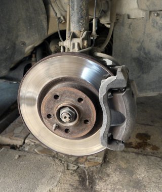 Bir otomobil tamircisinde ön teker disk frenleri, otomobil fren diskleri,