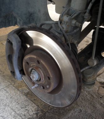 Bir otomobil tamircisinde ön teker disk frenleri, otomobil fren diskleri,