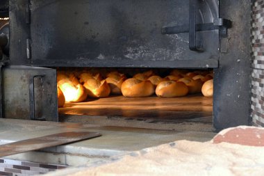 Ekmek, ahşap fırın ve fırın yapan büyük bir ahşap fırın.,