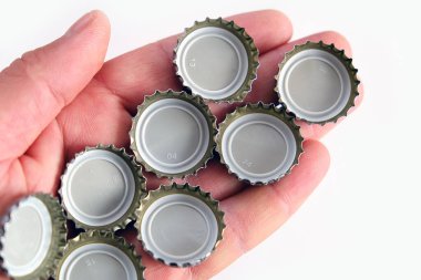 Metal soda şişesi kapakları, soda kapakları, beyaz arka planda yakın plan.,