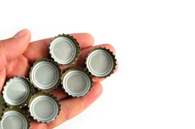 Metal soda şişesi kapakları, soda kapakları, beyaz arka planda yakın plan.,