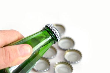 Yeşil cam şişe maden suyu ve metal soda şişesi kapaklı, soda kapaklı, beyaz arka planda yakın plan.,