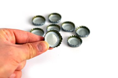 Metal soda şişesi kapakları, soda kapakları, beyaz arka planda yakın plan.,