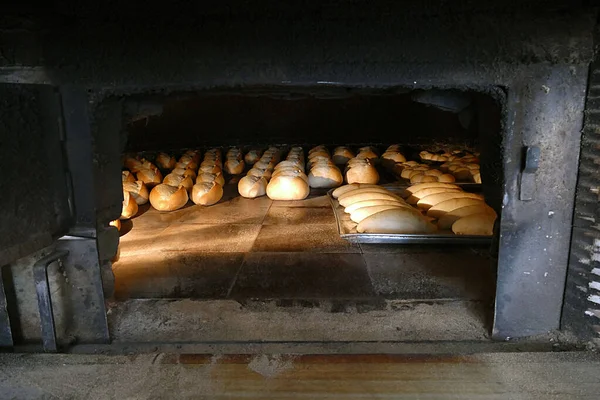 Stor Klassisk Vedugn Som Bakar Bröd Vedugn Och Bakat Bröd — Stockfoto