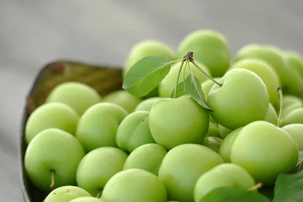 Ciruelas Agrias Frescas Verdes Grandes Cantidades Plato —  Fotos de Stock