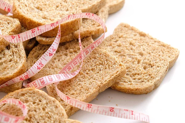 Plakjes Zemelbrood Met Een Meetlint Ideaal Zemelbrood Voor Gewichtsverlies — Stockfoto