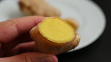 Zencefil yumrusu, cinsel sorunlara karşı taze zencefil kökü bademcik iltihabı ve soğuk algınlığı için taze zencefil kökü.,