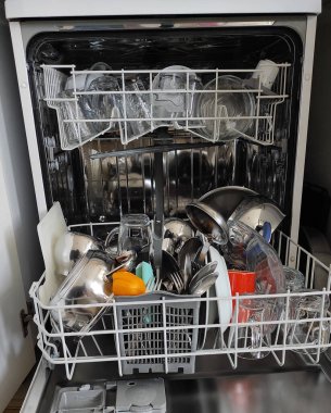 Bulaşık makinesinde yıkanmış bulaşıklar, ön kapı açık bulaşık makinesi.,