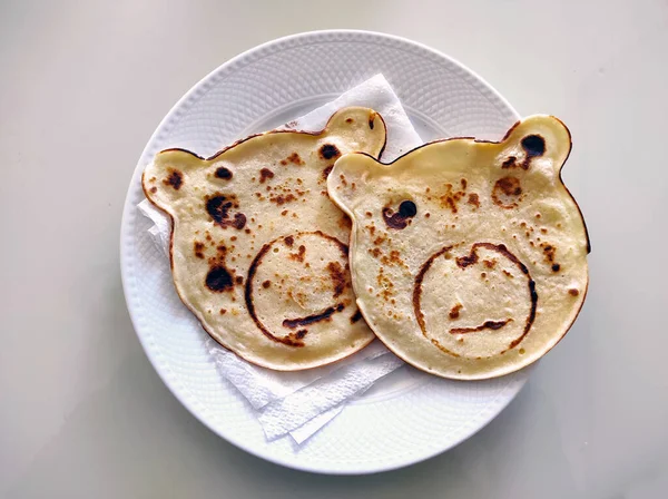 将鸡蛋煎饼与熊的形状混合在一起 为孩子们烘焙的形状煎饼 — 图库照片