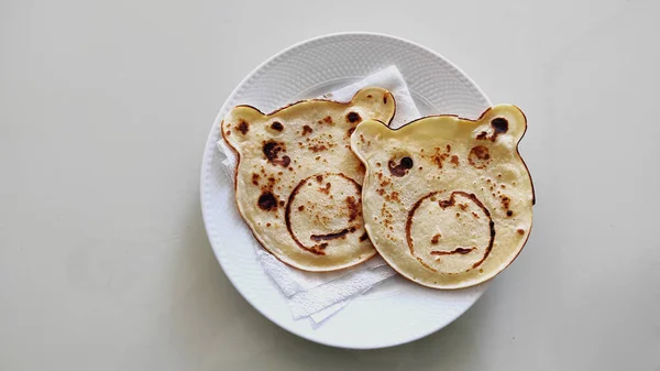 将鸡蛋煎饼与熊的形状混合在一起 为孩子们烘焙的形状煎饼 — 图库照片