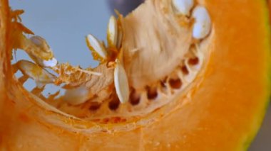 Organik balkabağını bıçakla dilimle, kabağı tatlı olarak parçala.,