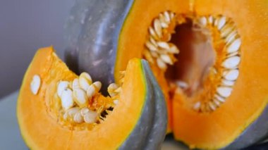 Organik balkabağını bıçakla dilimle, kabağı tatlı olarak parçala.,