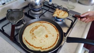 Sabah kahvaltısı için sıcak gözleme.,