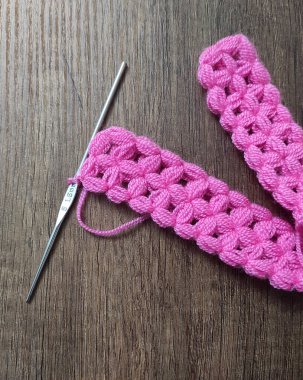 İp ve tığ işi masanın üzerinde..