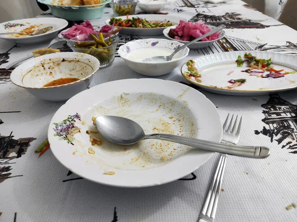 Geschirr Und Essensreste Nach Dem Essen Geschirr Und Essensreste — Stockfoto