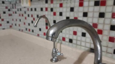 Bir eve atılan atık su, boşa harcanan temiz su, iki musluktan akan su.,