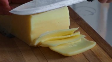 Lezzetli Türk kaşar peyniri dilimlemek, çedar peyniri, ki bunu bıçakla kesmek zordur.,