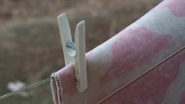 Çamaşır, yakın çekimde kurutulmuş mandalla bağlanmış.,