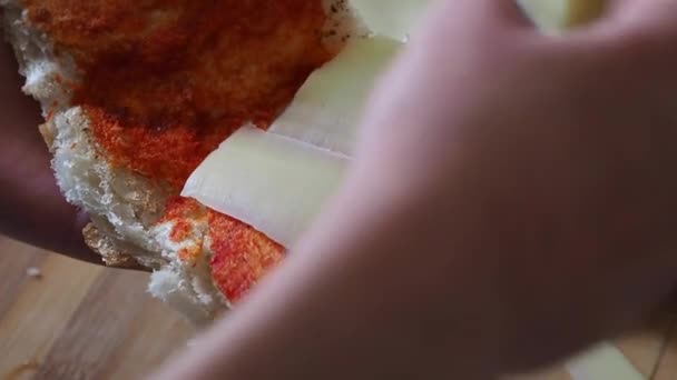 パンの間にチーズを食べ家で軽食を作るチェダーチーズとパン — ストック動画