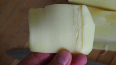 Lezzetli Türk kaşar peyniri dilimlemek, çedar peyniri, ki bunu bıçakla kesmek zordur.,