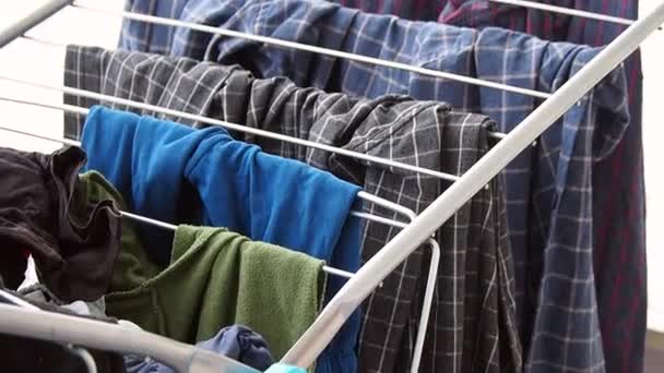 Balkonda Kurutulmuş Giysiler Elbise Askısı Çamaşır Yıkama — Stok video