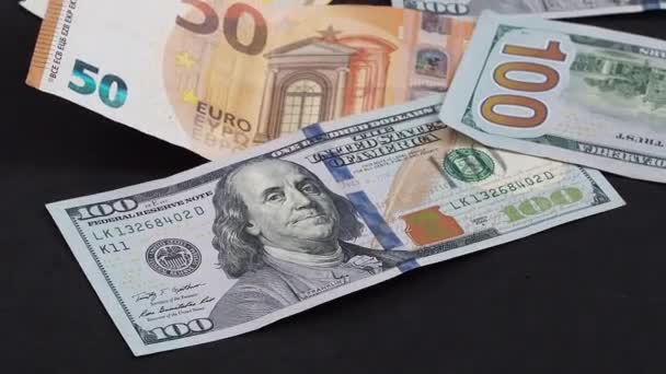 Νέα Και Παλαιά Τραπεζογραμμάτια Των Ευρώ Ssρίσκονται Μαύρο Φόντο — Αρχείο Βίντεο