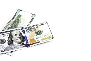 100 Amerikan doları, Amerikan doları, para piyasası ve beyaz arka planda 100 Amerikan doları.,