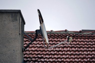 Çatıda eski ve paslı uydu anteni, çatıda uydu anteni.,
