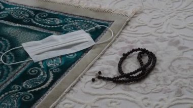 Koronavirüse rağmen maske, dua halısı ve maskeyle ibadet etmek.,