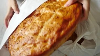 Taze ve sıcak susamlı Ramazan pidesi, taze Türk pidesi.,