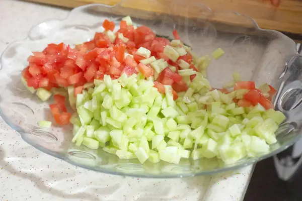 Hacer Una Ensalada Tomate Pepino Para Cena Una Persona Está — Foto de Stock