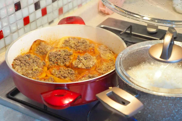 ラマダーン月のイフタールの調理 ストーブの上の家庭料理 — ストック写真
