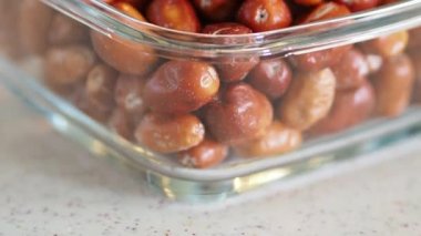 Büyük miktarda olgun paskalya meyveleri, cam bir kasede paskalya meyveleri.,