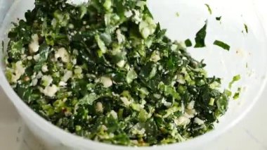 Hamur işi yapmak için ıspanak ve peynir karışımı.,