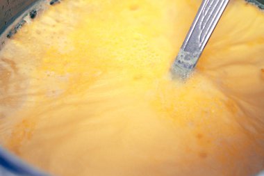 Krema tabakası pişmiş sütün üzerinde oluştu.,