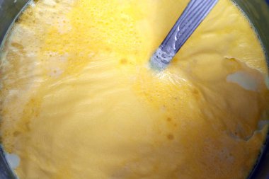 Krema tabakası pişmiş sütün üzerinde oluştu.,