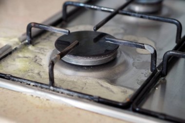 Süt ocaktan taştı ve kirlendi.,