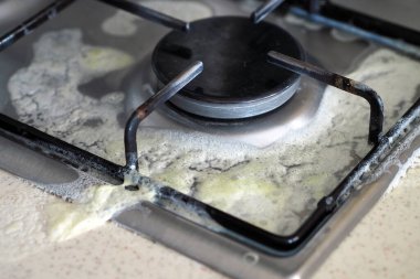 Sütün döküldüğü fırın, sütün döküldüğü yemek ocağı kirliydi.