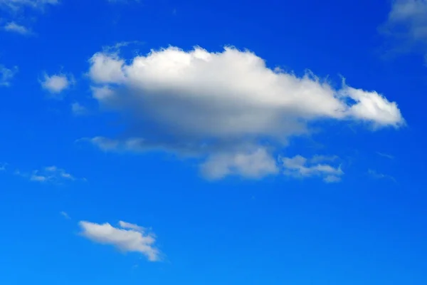 Peu Petits Nuages Dans Ciel Bleu — Photo