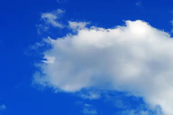 Υπάρχουν Λίγα Και Μικρά Σύννεφα Στον Γαλάζιο Ουρανό — Φωτογραφία Αρχείου