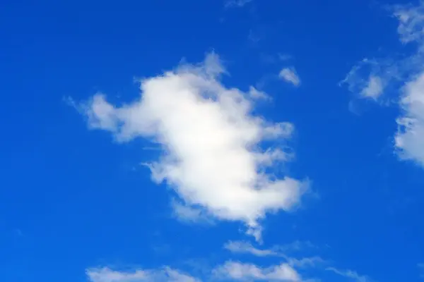 Υπάρχουν Λίγα Και Μικρά Σύννεφα Στον Γαλάζιο Ουρανό — Φωτογραφία Αρχείου