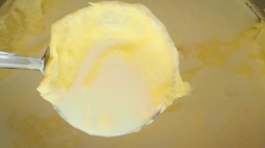 Süt ve süt üzerine bir kat krema, tencerede pişmiş, süt yağı.,