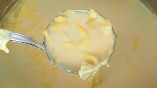 Krema Tabakası Pişmiş Sütün Üzerinde Oluştu — Stok video