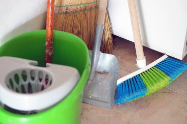 ev temizlik aletleri, süpürge, fırça, kürek ve kova,